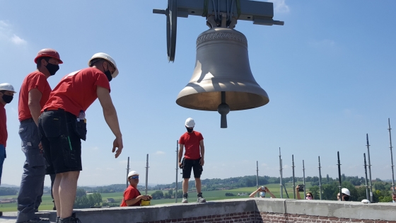 klokken worden in de toren gebracht