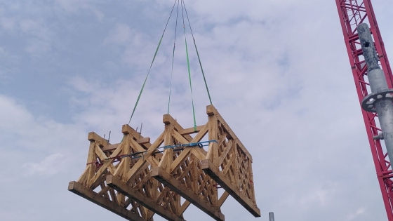 klokkenstoel wordt in de toren gehesen